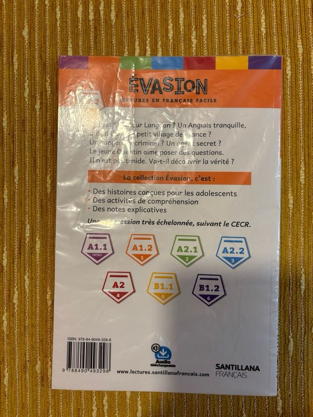 Un étrange voisin. Santillana. Francais