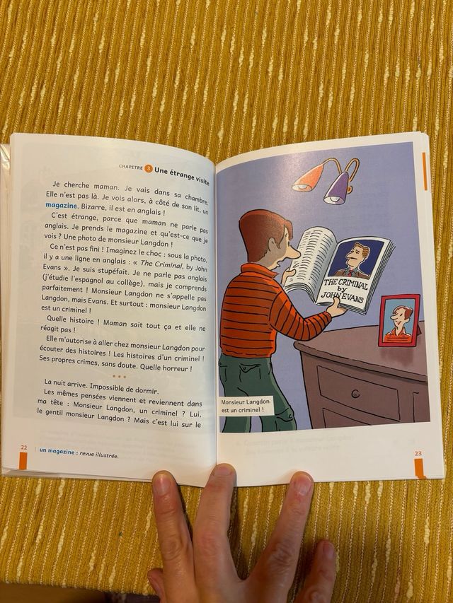 Un étrange voisin. Santillana. Francais