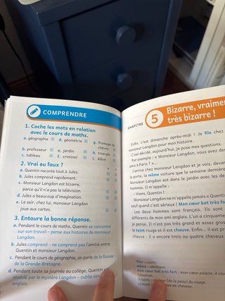 Un étrange voisin. Santillana. Francais.