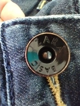 pantalon vaquero bermuda,  azul marino, de zara.