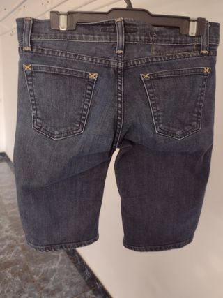 pantalon vaquero bermuda,  azul marino, de zara.