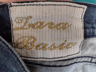 pantalon vaquero bermuda,  azul marino, de zara.