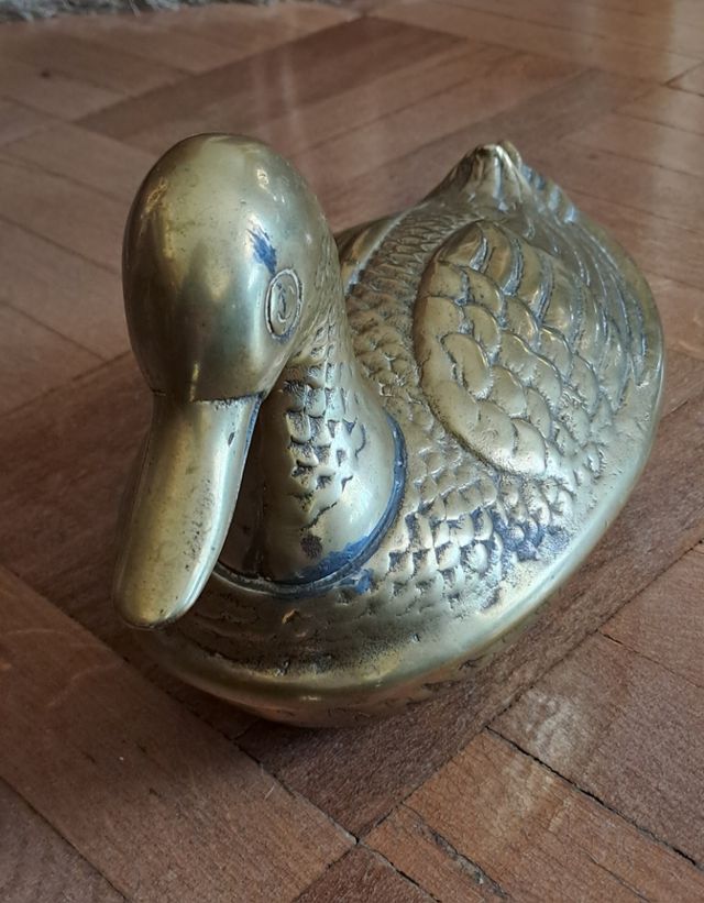 Figura pato metal dorado