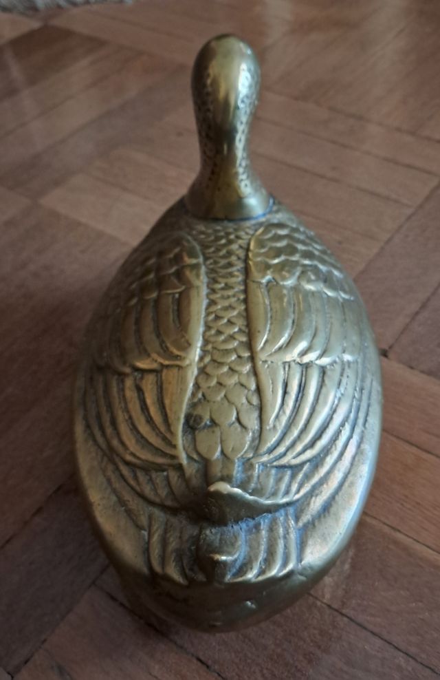 Figura pato metal dorado