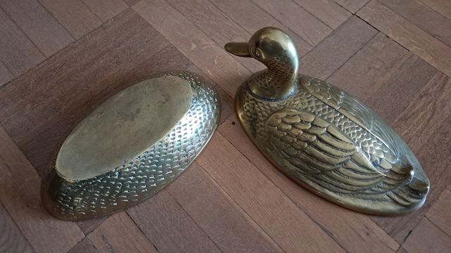 Figura pato metal dorado