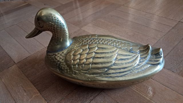 Figura pato metal dorado