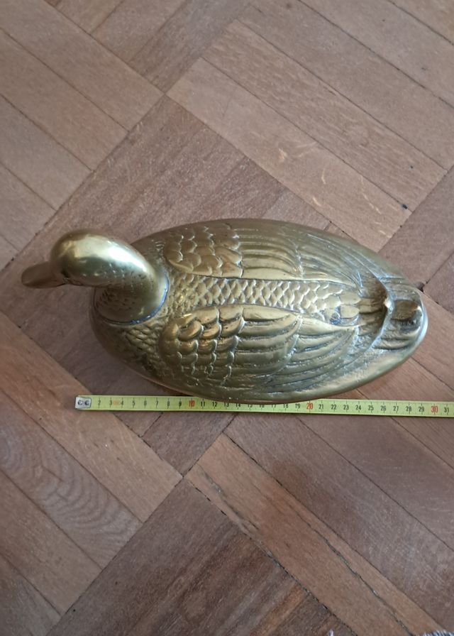 Figura pato metal dorado