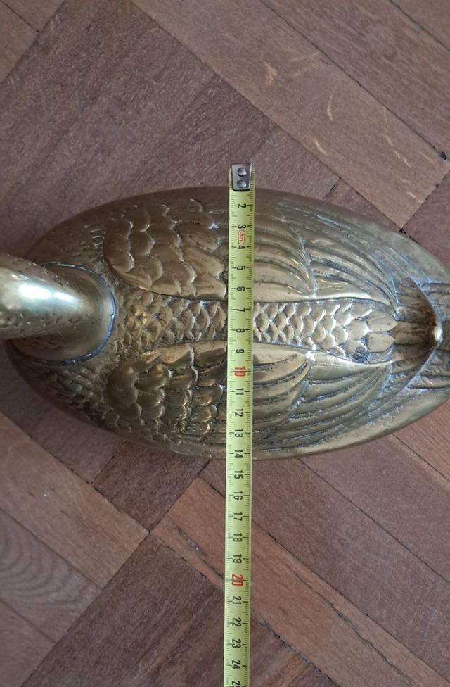 Figura pato metal dorado