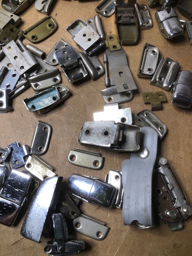 Cierres y bisagras cromados de tocadiscos antiguo