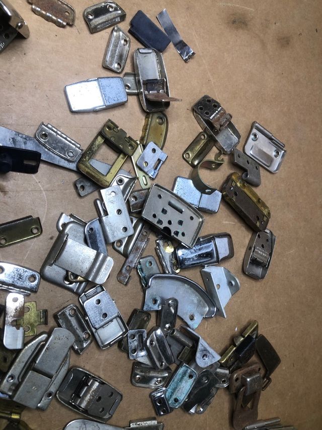 Cierres y bisagras cromados de tocadiscos antiguo