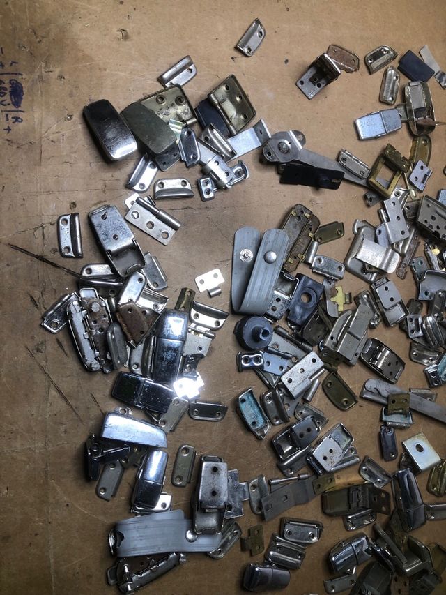 Cierres y bisagras cromados de tocadiscos antiguo