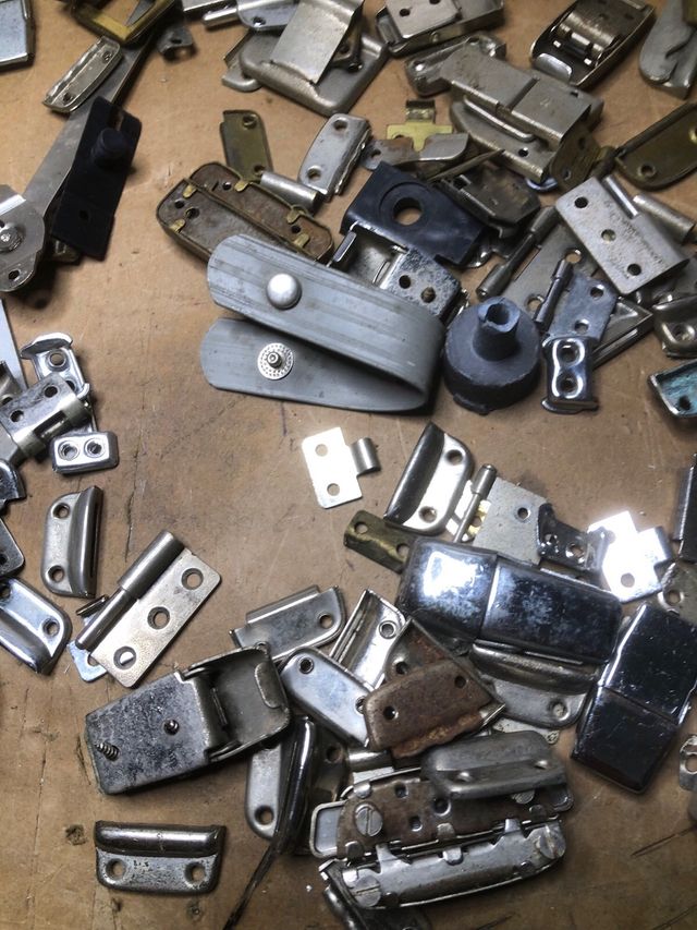 Cierres y bisagras cromados de tocadiscos antiguo