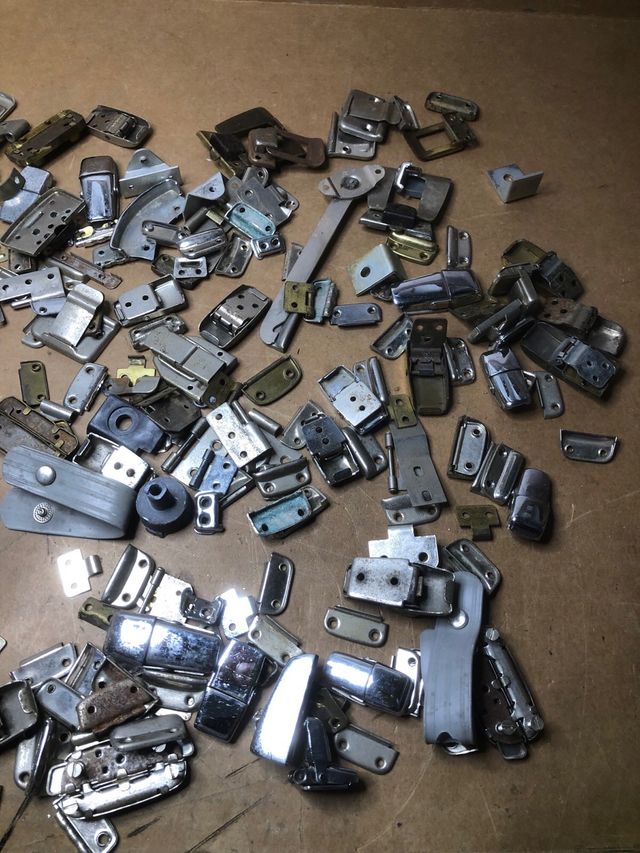 Cierres y bisagras cromados de tocadiscos antiguo