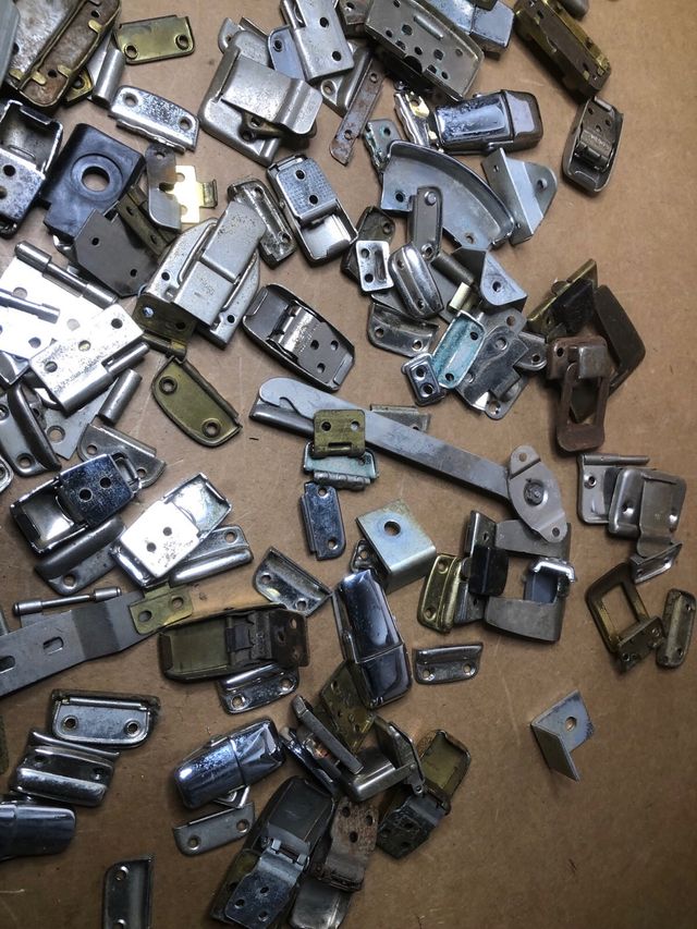 Cierres y bisagras cromados de tocadiscos antiguo