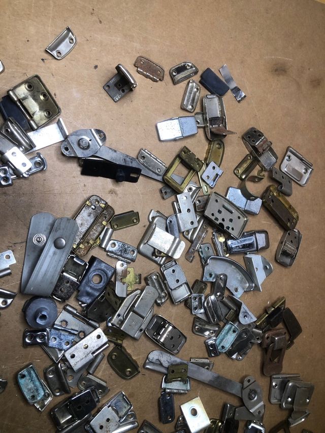 Cierres y bisagras cromados de tocadiscos antiguo