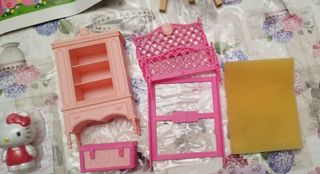Muebles casa de muñecas de Hello Kitty