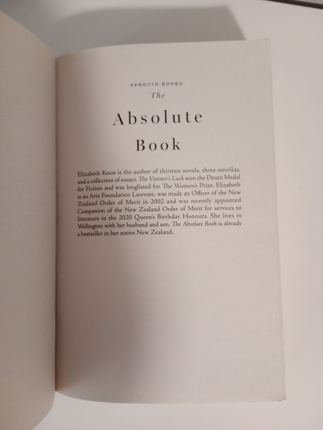The Absolute Book. Novela Elizabeth Knox (inglés)