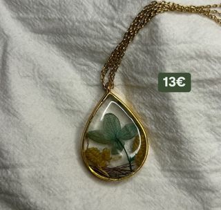 Colgando hecho a mano.Resina y flores secas