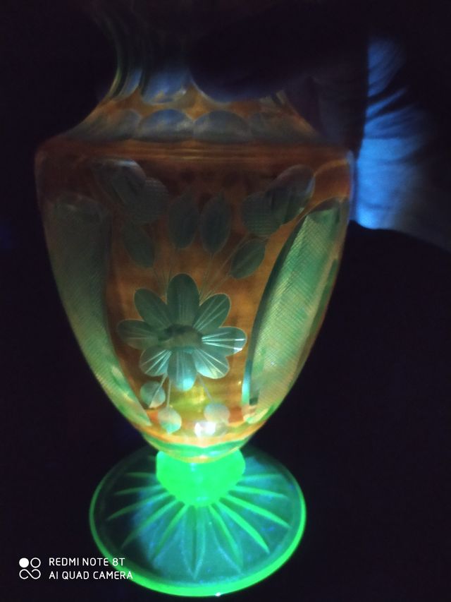 Jarron de cristal de bohemia con uranio