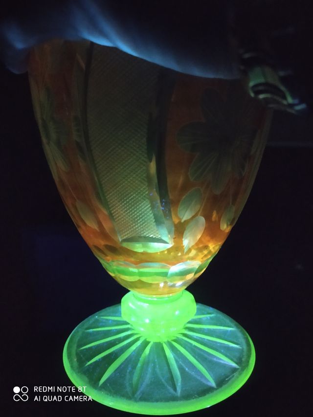 Jarron de cristal de bohemia con uranio