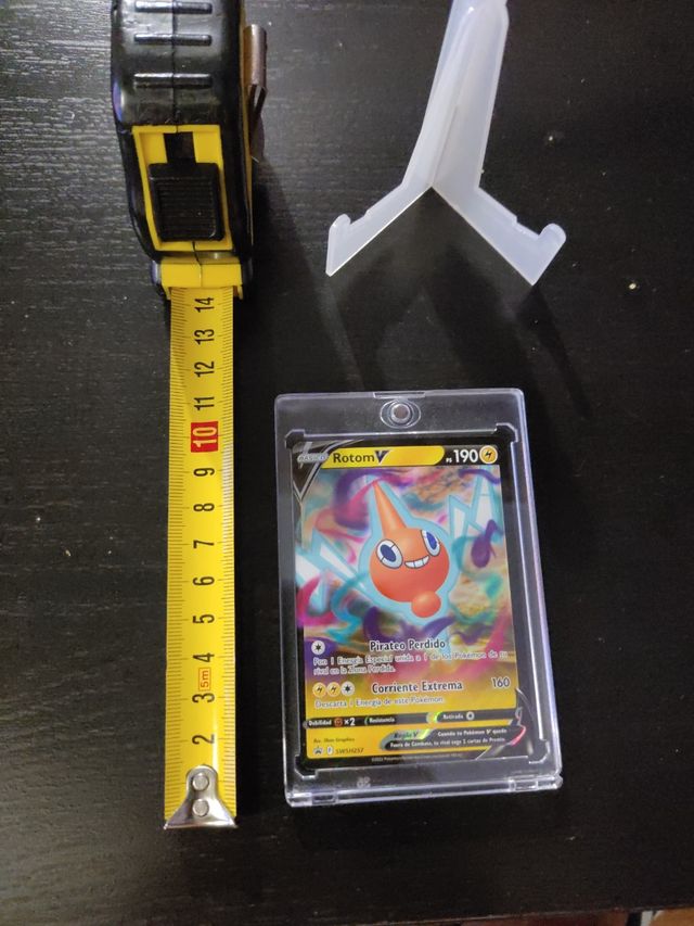 Carta Pokémon "Rotom V" con funda