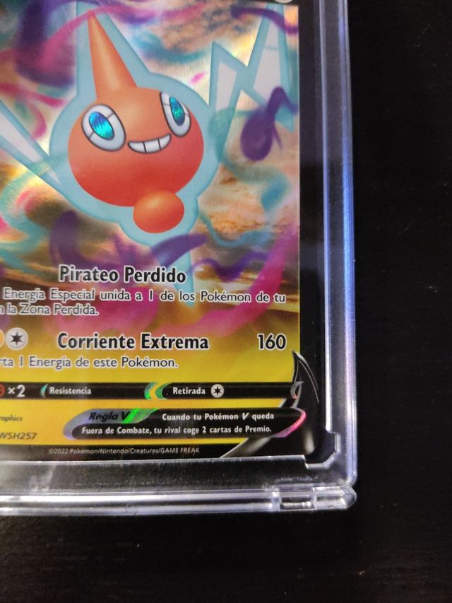 Carta Pokémon "Rotom V" con funda