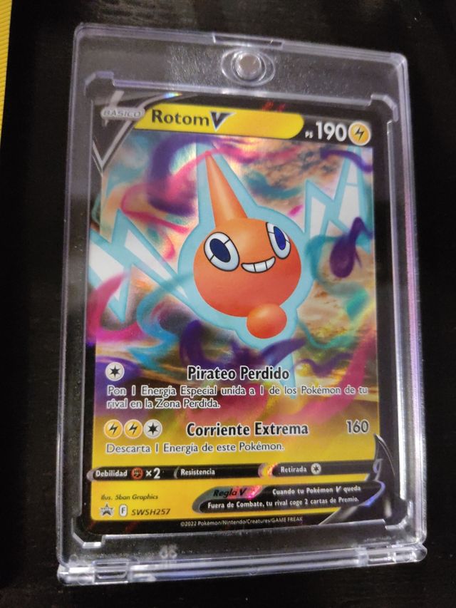 Carta Pokémon "Rotom V" con funda