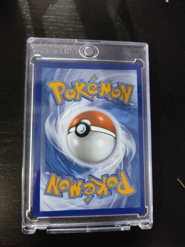 Carta Pokémon "Rotom V" con funda