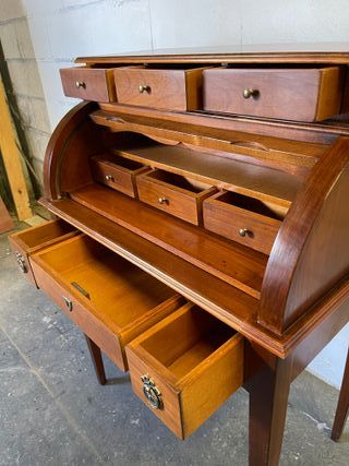 ✅escritorio madera maciza en perfecto estado