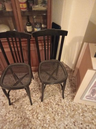 2 sillas de mimbre.