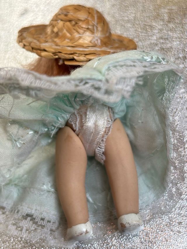 Muñeca antigua mini de porcelana
