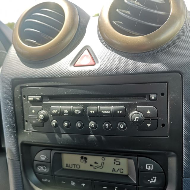Peugeot 1007 1.4VTI Gasolina AUTOMÁTICO
