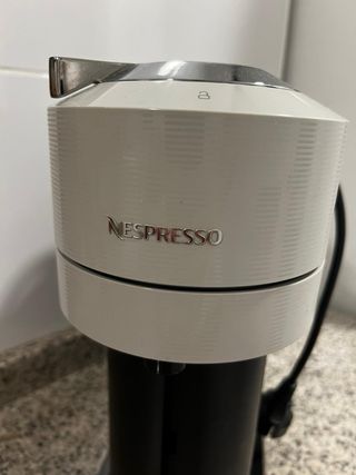 Cafetera capsulas Nespresso Vertuo Next blanca