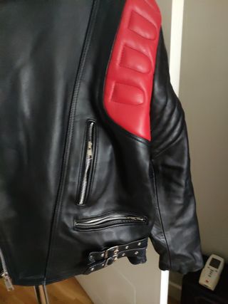 Cazadora motera cuero rojo negro