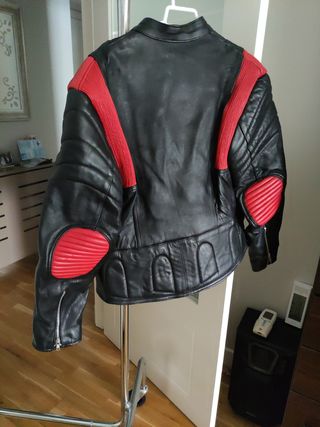 Cazadora motera cuero rojo negro
