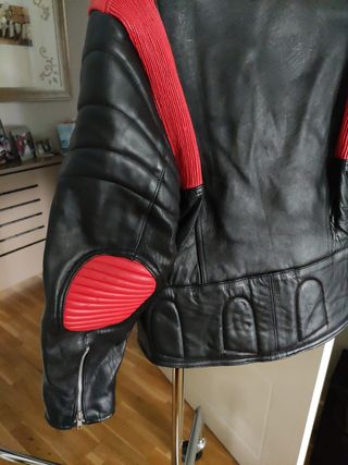 Cazadora motera cuero rojo negro