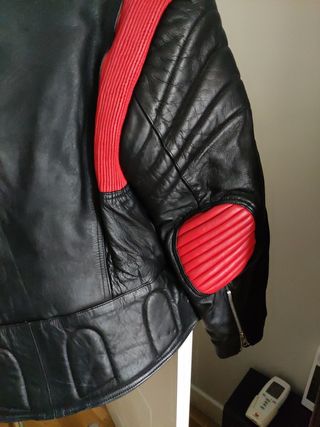 Cazadora motera cuero rojo negro