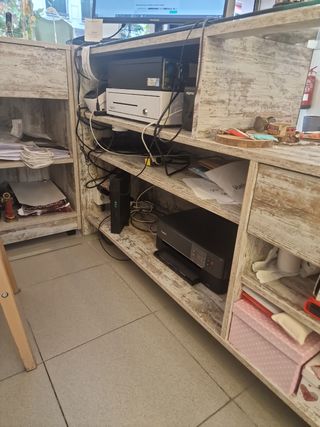 Mostrador con expositor de cristal