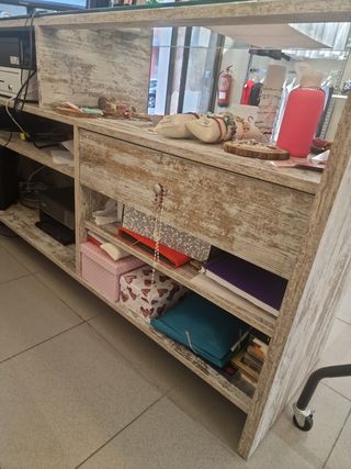 Mostrador con expositor de cristal