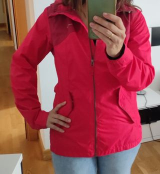 Cazadora impermeable fucsia mujer