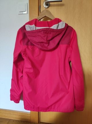 Cazadora impermeable fucsia mujer