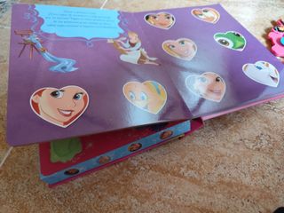 Princesas. Historias animadas: Incluye un libro y figuritas con ventosa