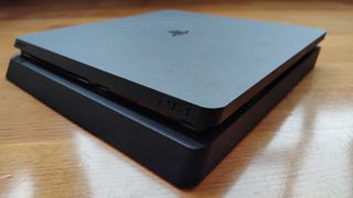 PS4 Slim 1TB con dos mandos