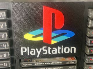 Se hacen Expositores a medida para Playstation