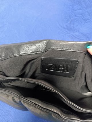Bolso negro de Zara