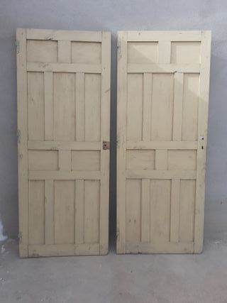 Preciosas puertas, antiguas, madera de pino maciza