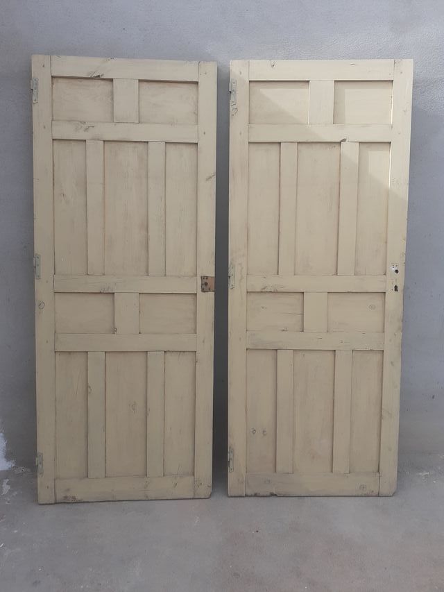 Preciosas puertas, antiguas, madera de pino maciza