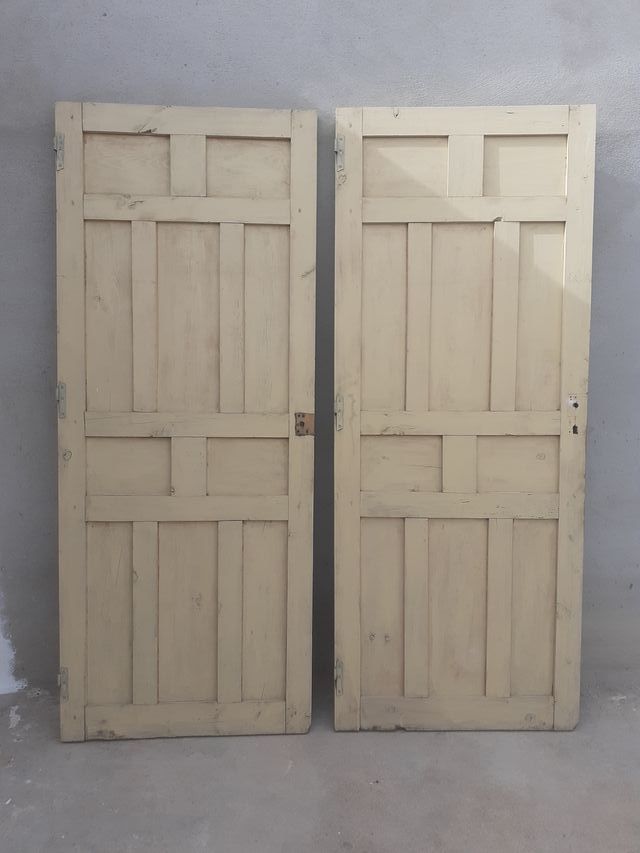 Preciosas puertas, antiguas, madera de pino maciza