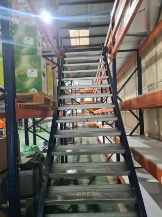 Estanterías industriales semi-nuevas