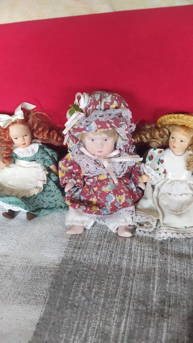 Tres muñecas de porcelana